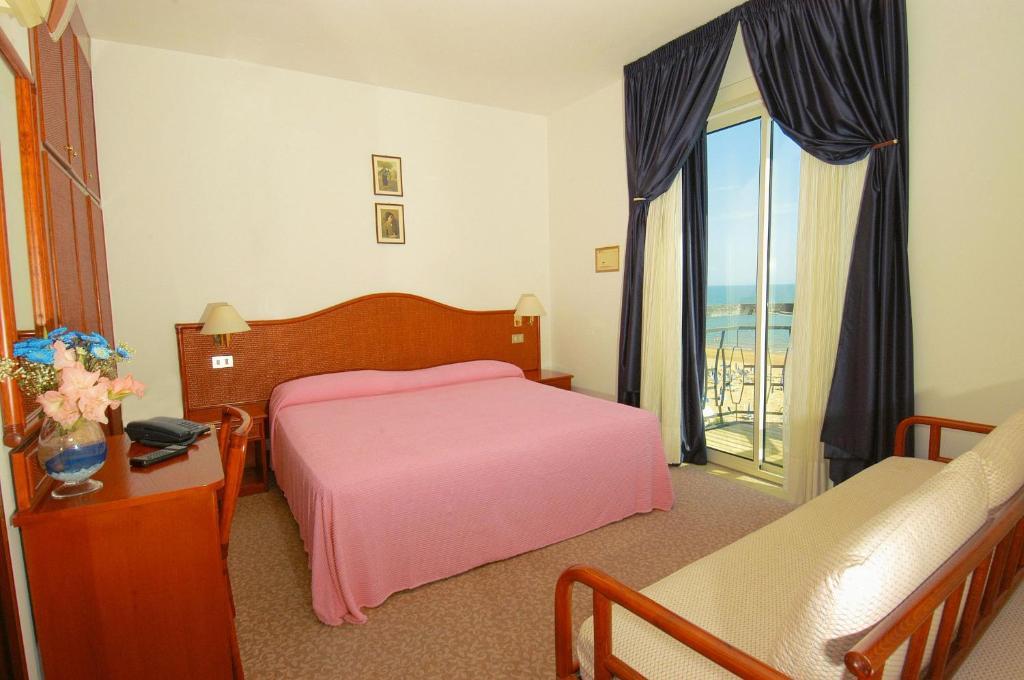 Dreibettzimmer mit Balkon und seitlichem Meerblick