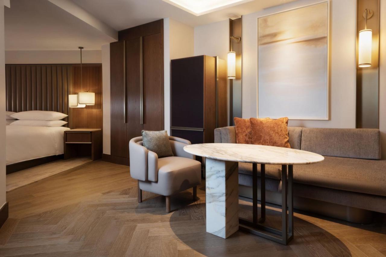 Premium Deluxe Corner King Room City View