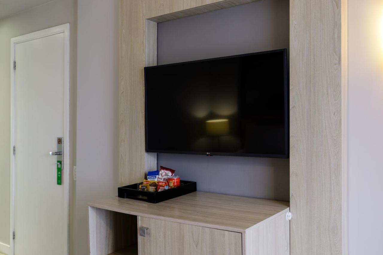 Habitación con cama grande