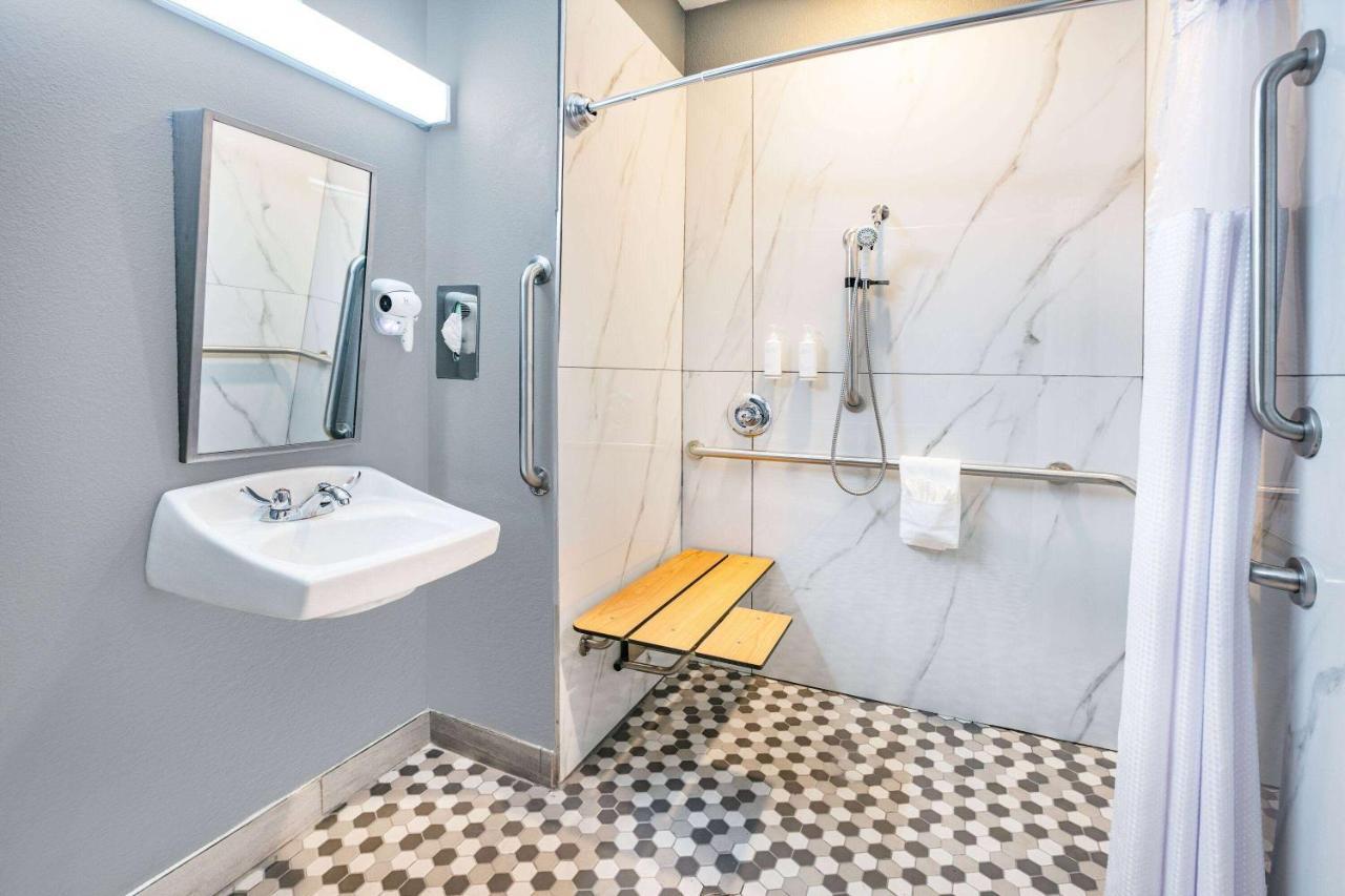 Habitación con ducha accesible en silla de ruedas - 1 cama grande - Adaptada para personas con movilidad reducida/discapacidad auditiva - No fumadores