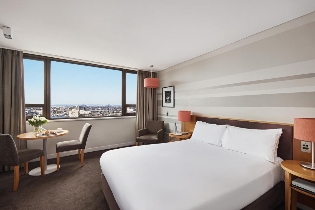 Zimmer Skyline mit Kingsize-Bett