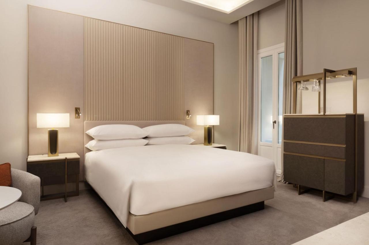 Deluxe King Room Courtyard View