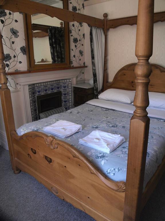 Double Room with Four Poster Bed,142263195:JPEG