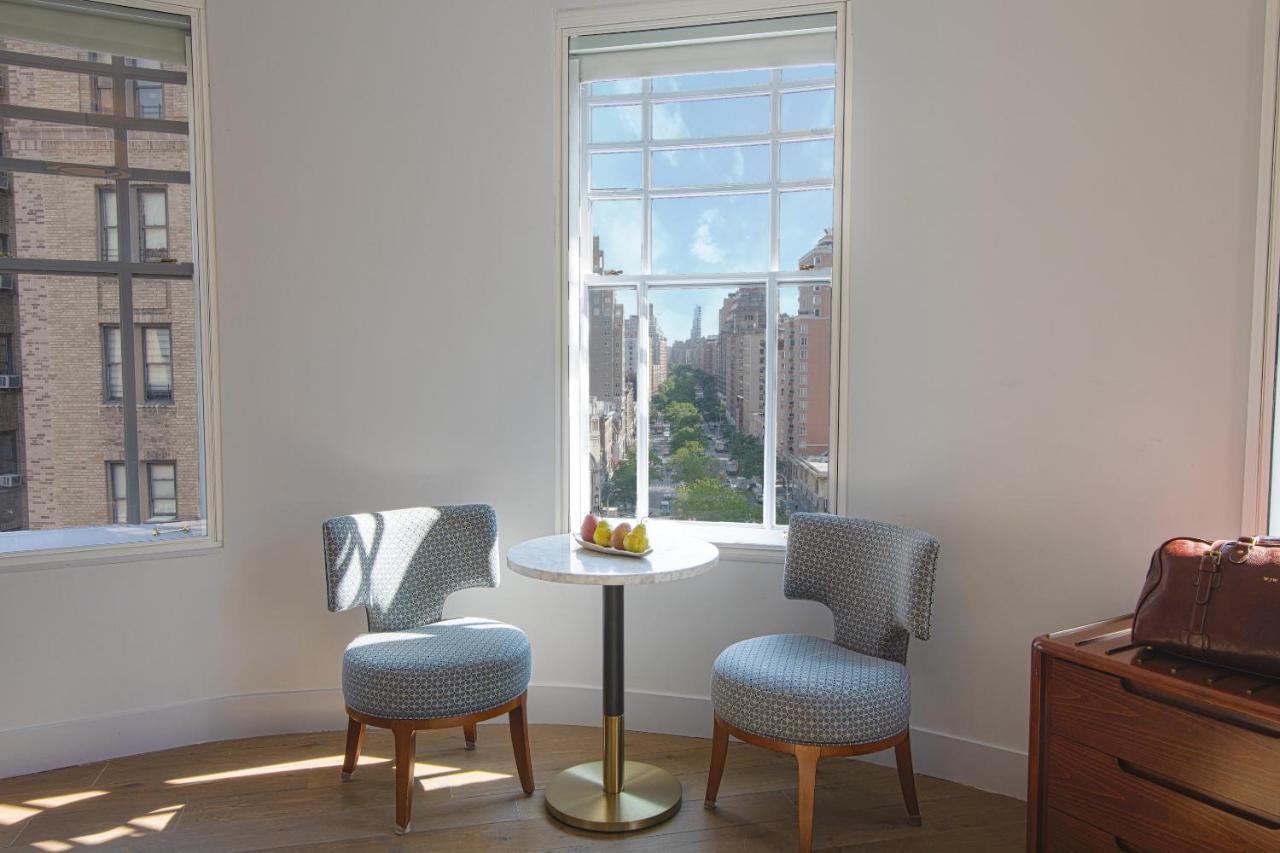 Quartos Conjugados com 1 Cama King-size, 2 Camas Queen-size e Vista da Broadway