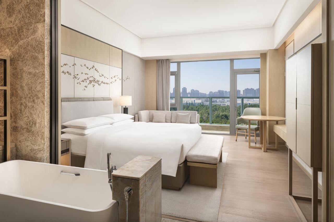 Deluxe Garden View King Room With Balcony