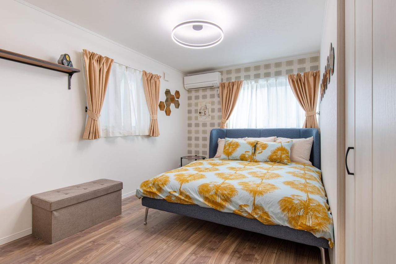 Chambre Lit Queen-Size avec Salle de Bains Commune