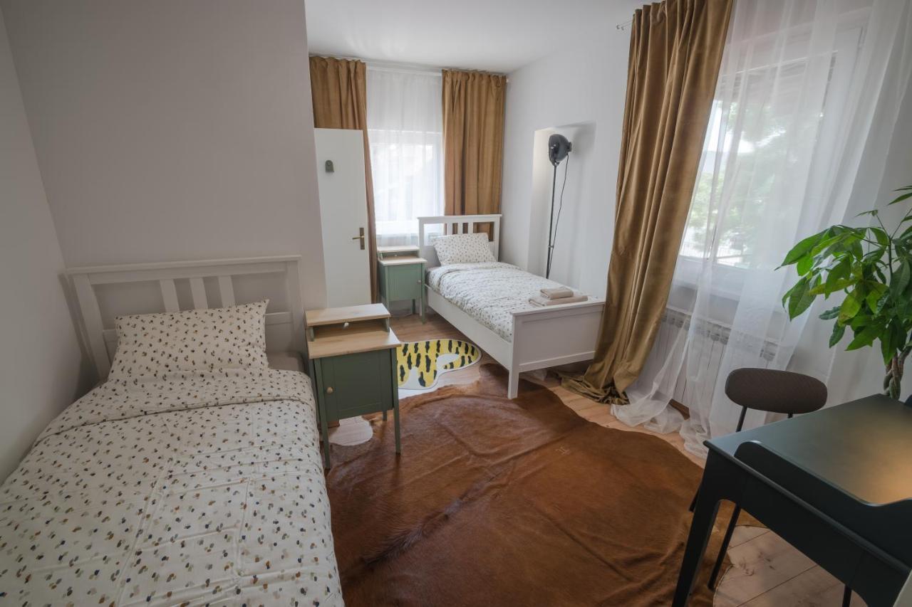 Twin Room,1594081099:JPEG
