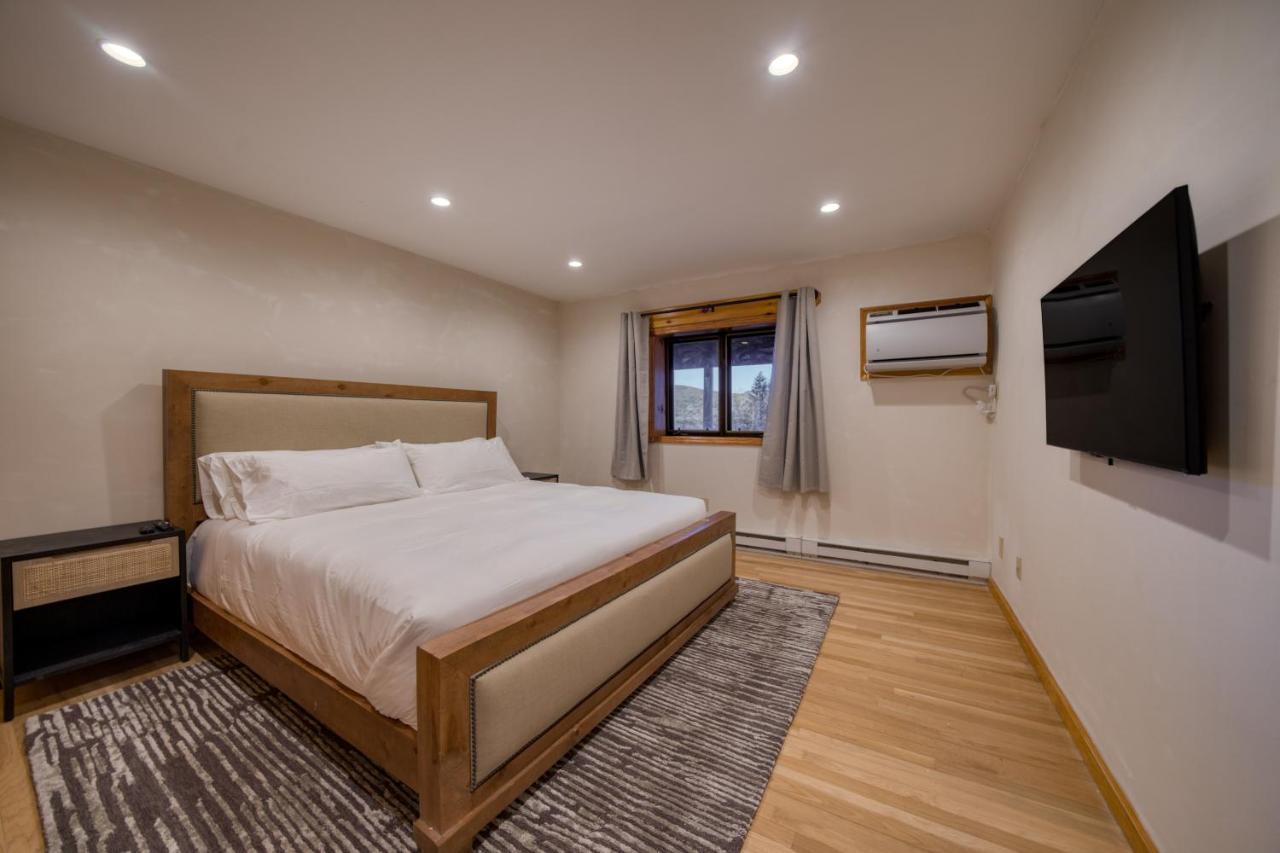 One-Bedroom Apartment with Balcony and Mountain View