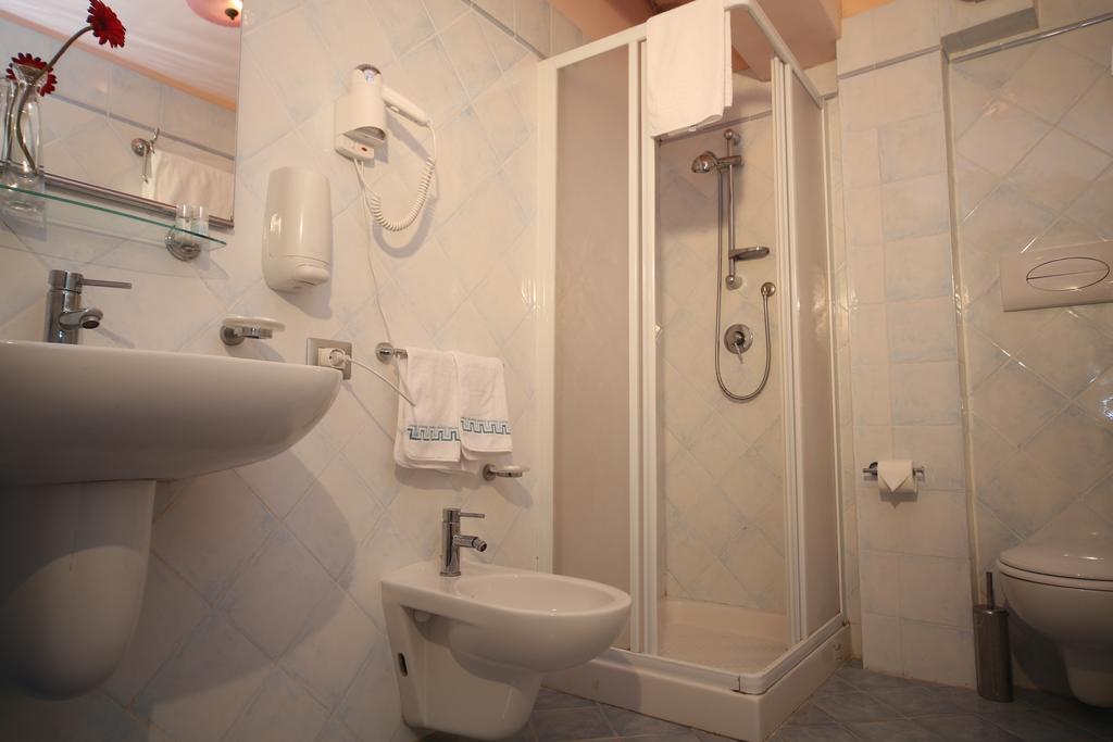 Deluxe Double Room with Side Sea View