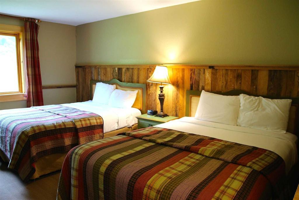 Deluxe Queen Room with Two Queen Beds