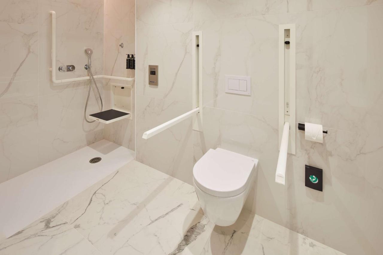 Habitación con cama grande