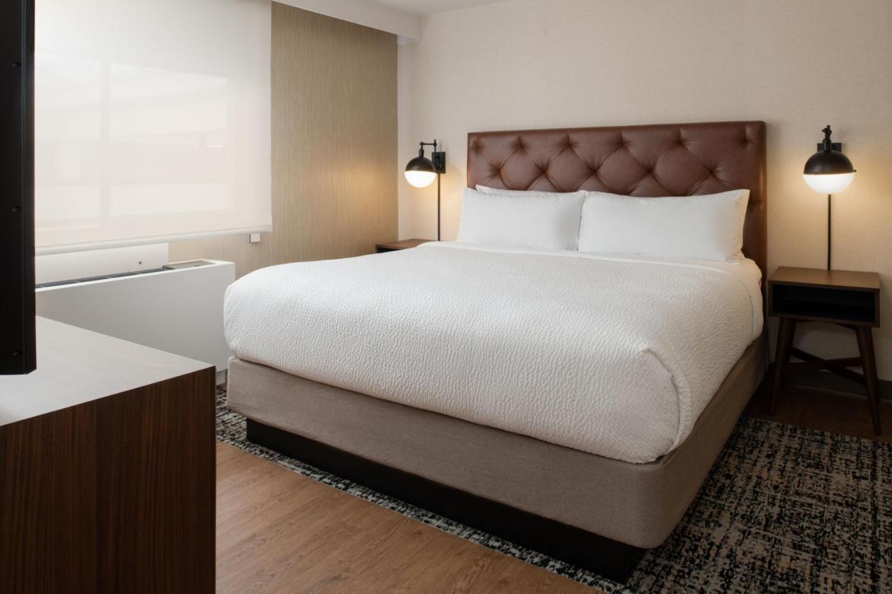 Suite Bienestar de 1 dormitorio con cama extragrande y vistas a la ciudad