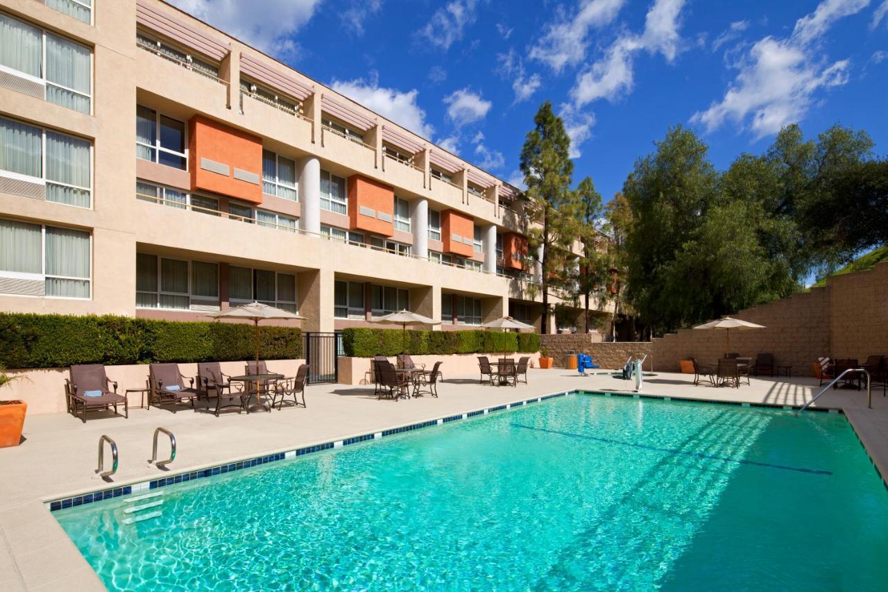 1 Bedroom Executive Suite, 1 King, Sofa bed, Mountain view