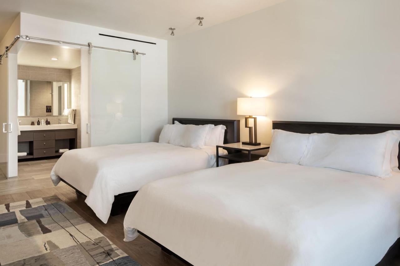 Queen Room with City View with Balcony and Roll-In Shower - Mobility/Hearing Accessible