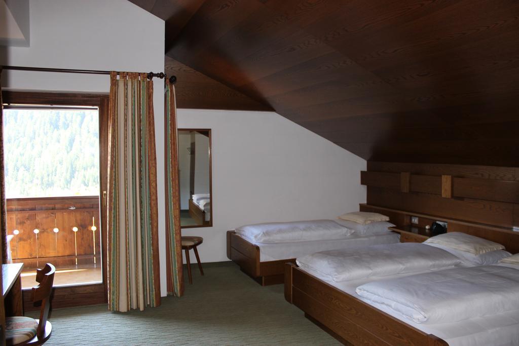 Dreibettzimmer mit Balkon