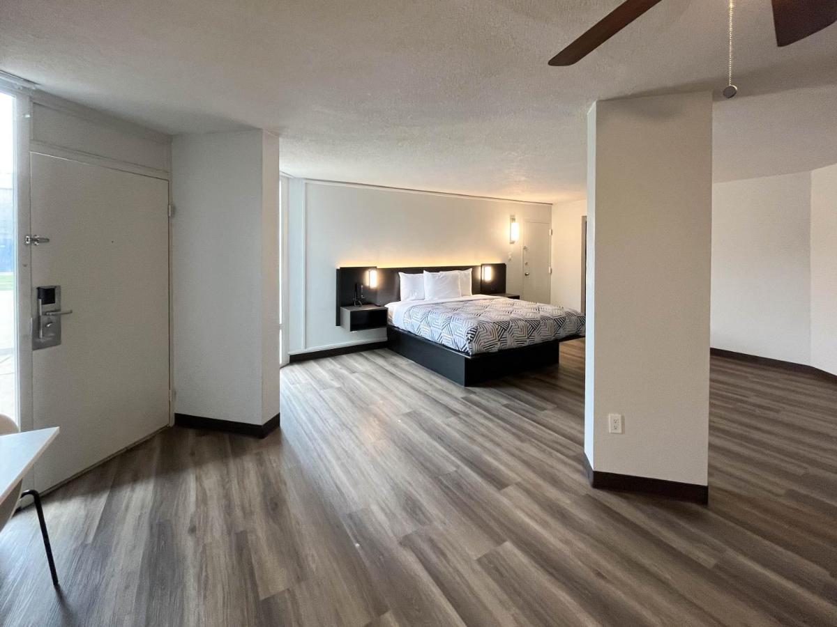 Deluxe King Room - Non-Smoking