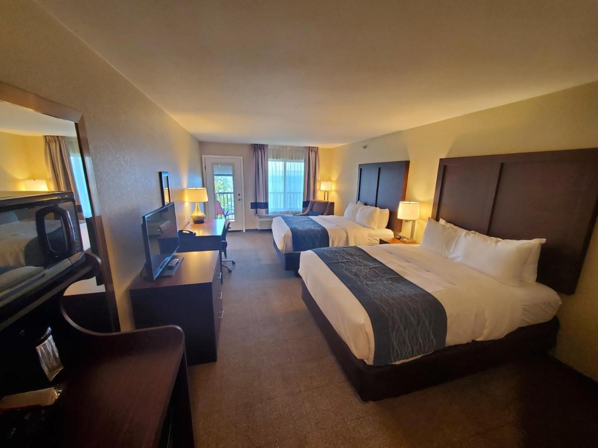 Standard Queen Room with Two Queen Beds ake Front- Non Smoking