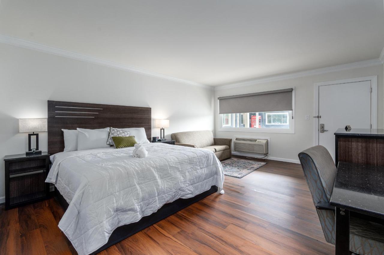 Deluxe King Suite