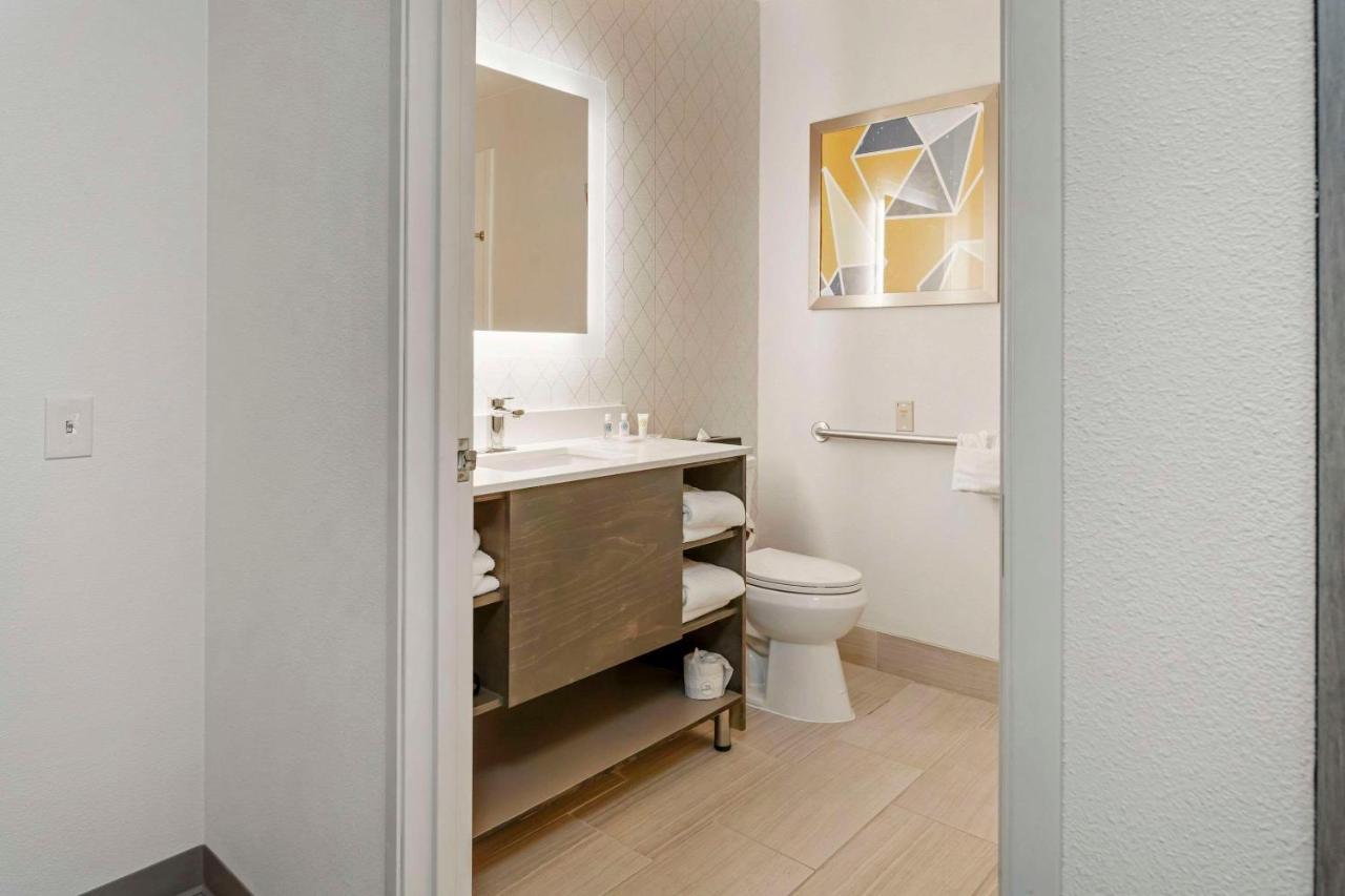 King Suite - Accessible/Non-Smoking