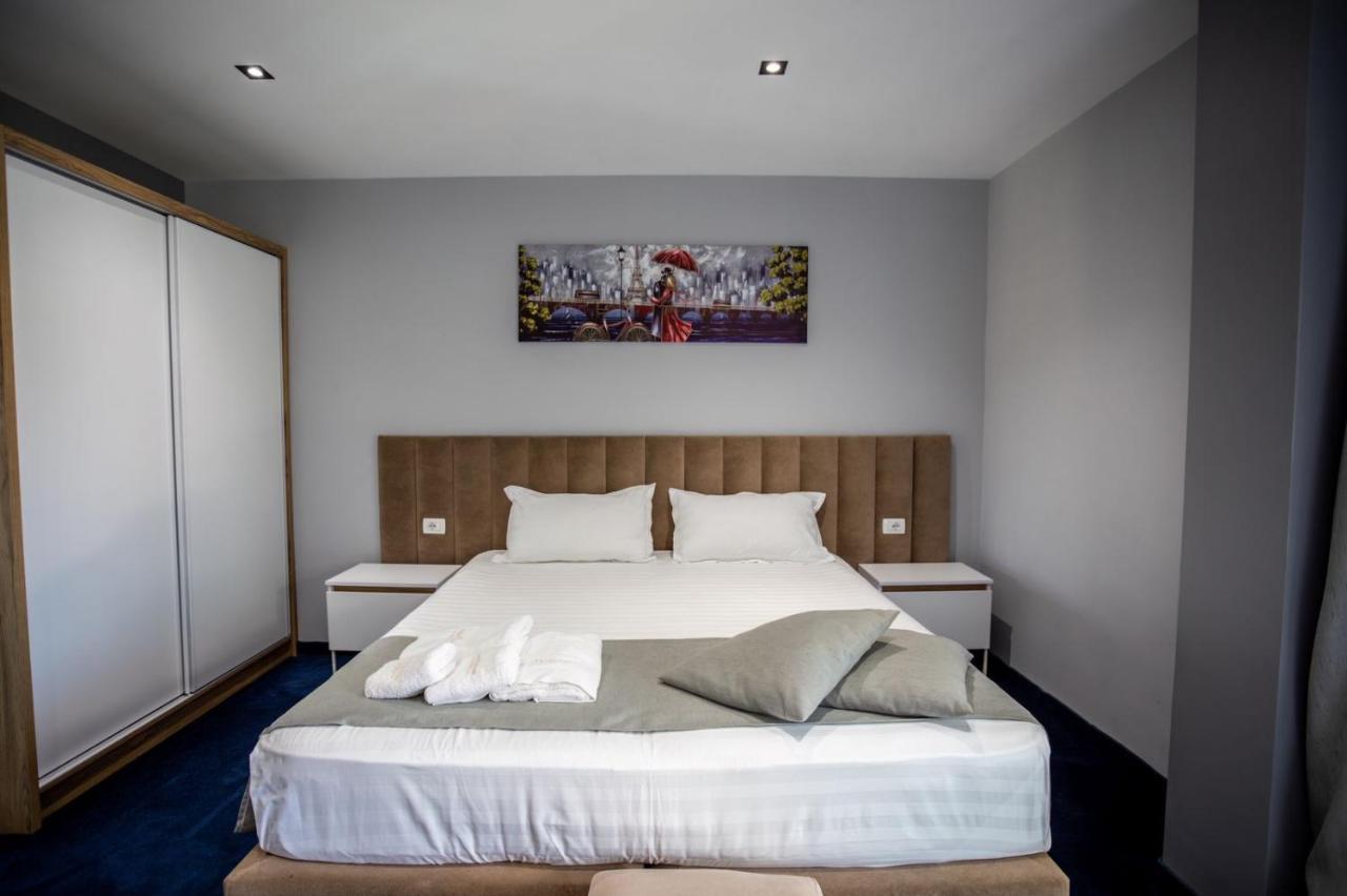 Doppel-/Zweibettzimmer mit Poolblick
