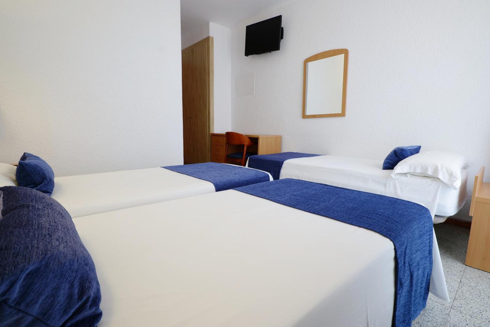 Habitación doble con cama supletoria y vistas al mar