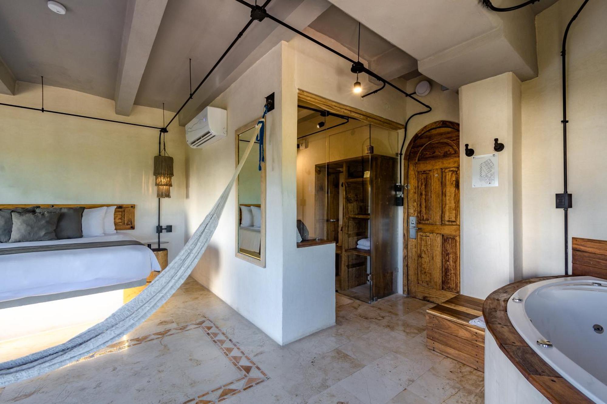 Master Suite Jacuzzi Balcony City Views