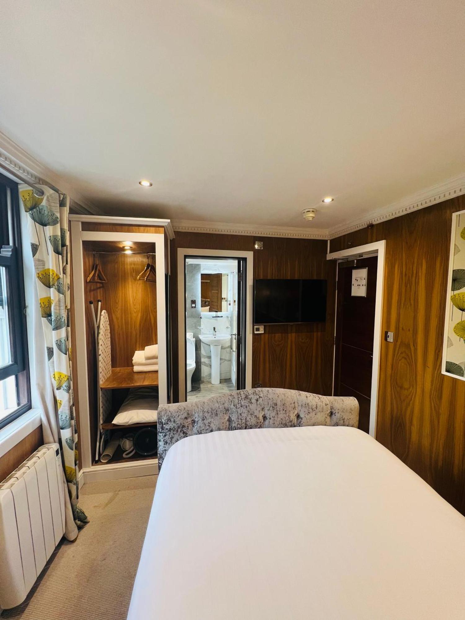 Double Room Private Bathroom