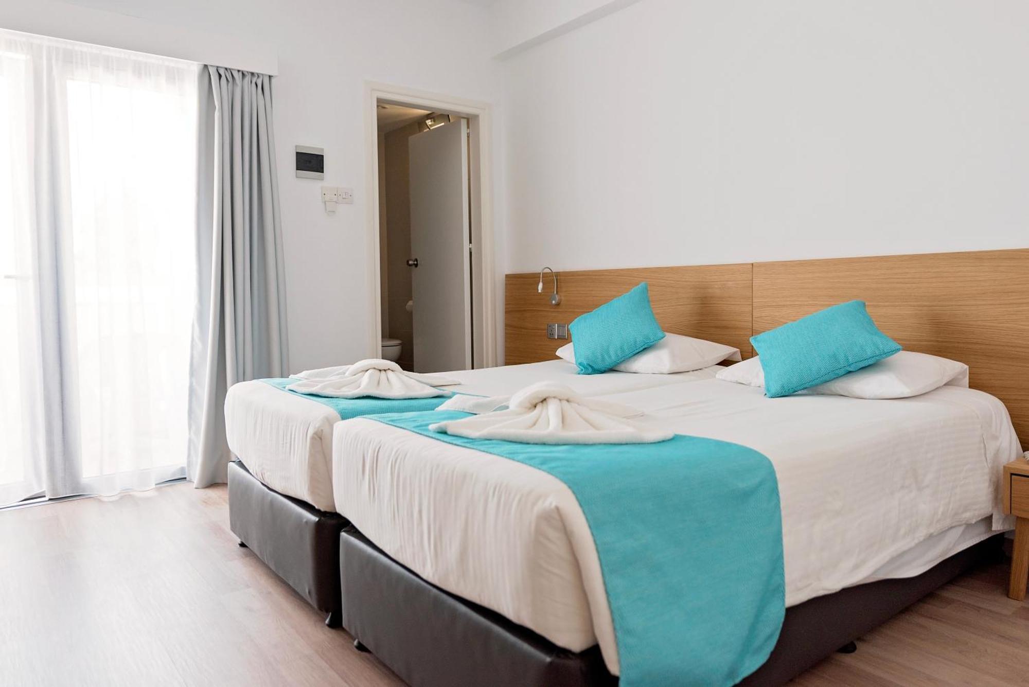 Twin Room,1433929927:JPEG
