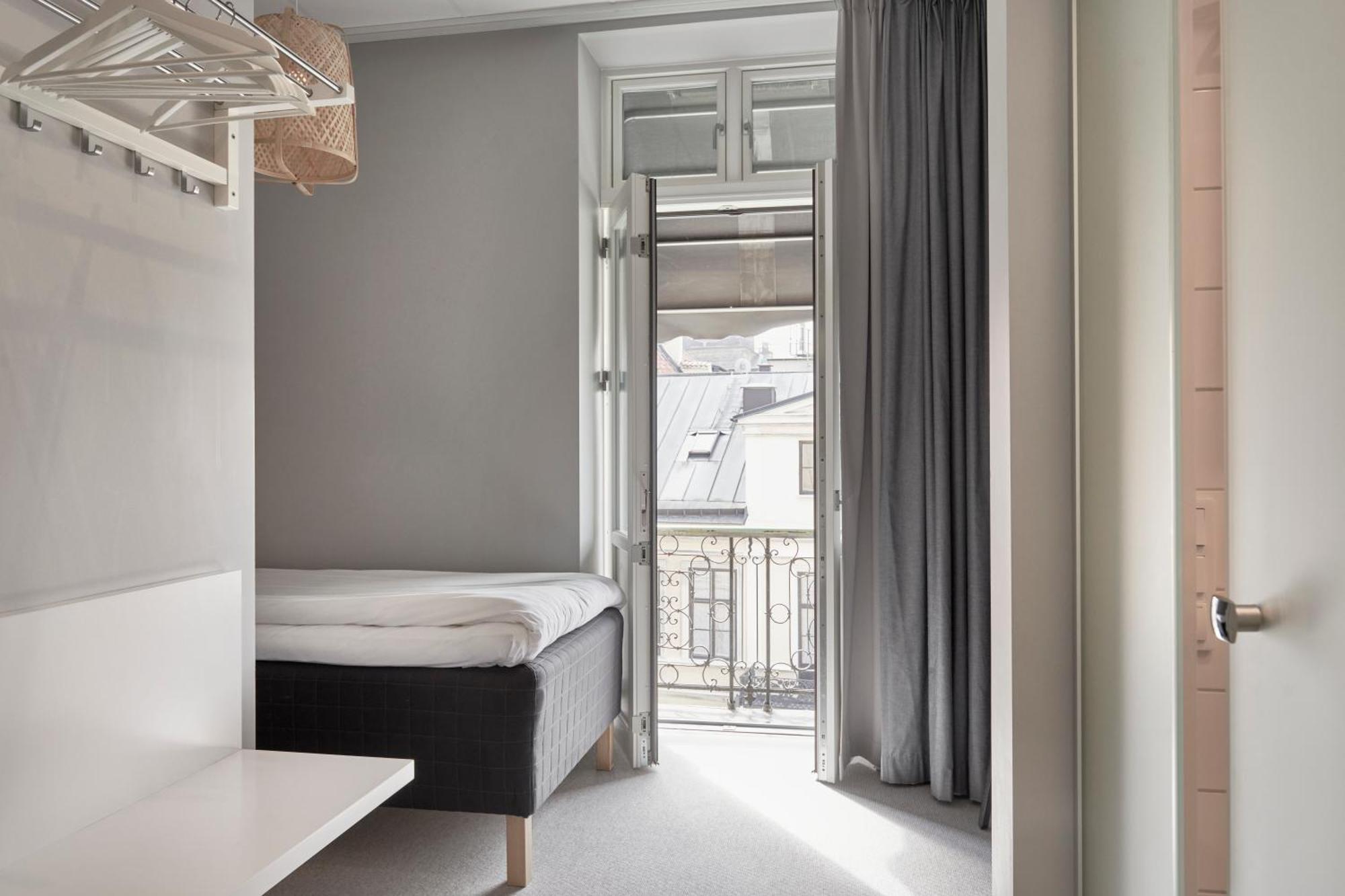 Single Room,829490207:JPEG