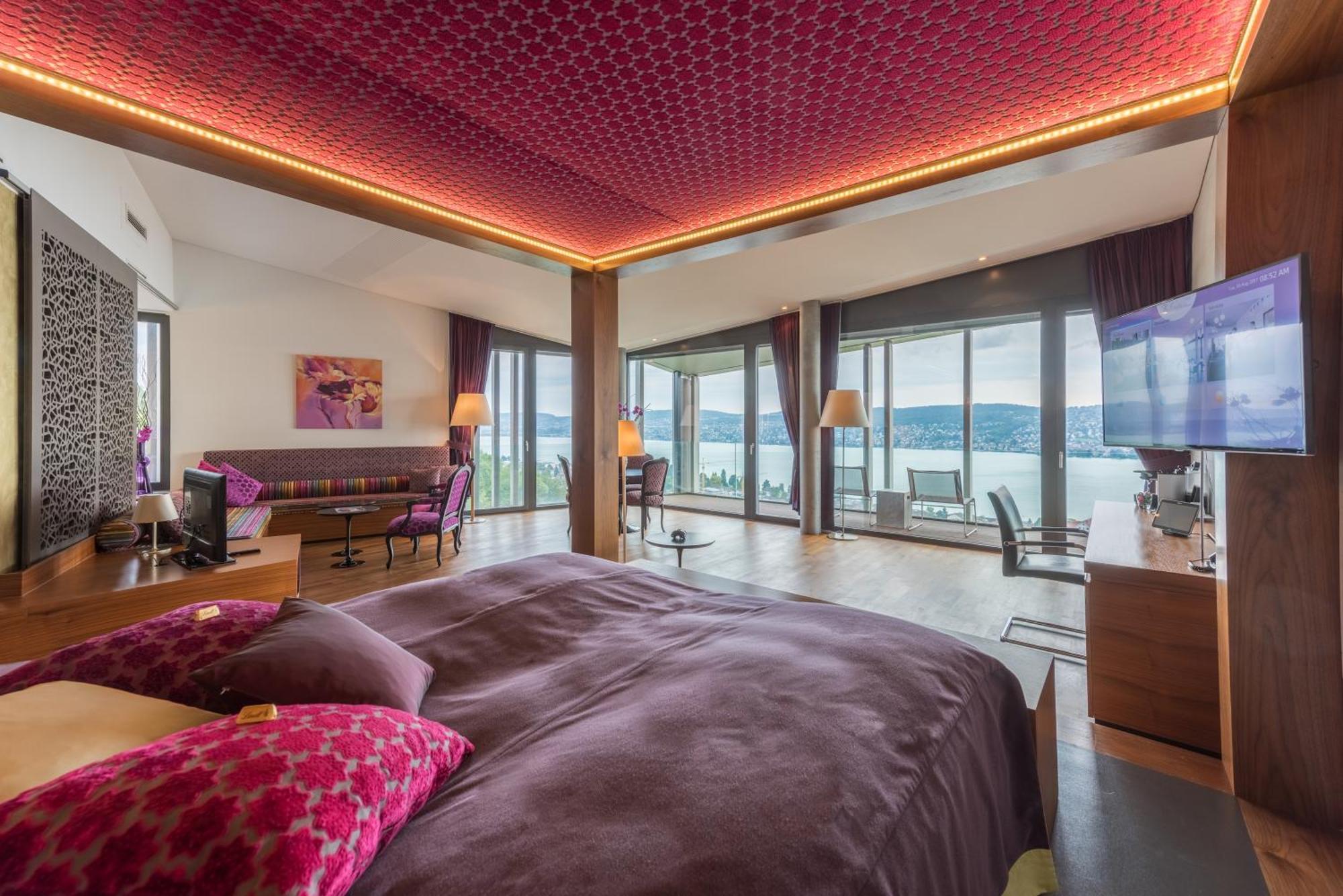 Penthouse Loft with Spa and Lake View