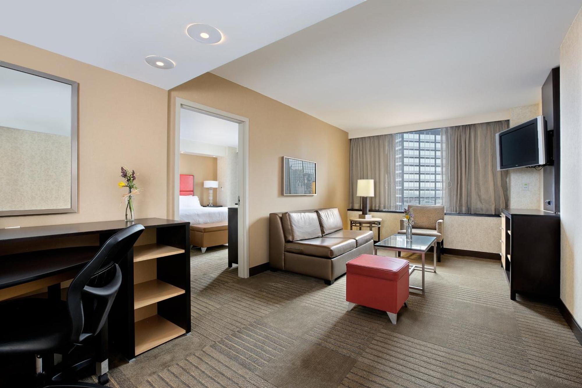 Suite con cama extragrande y sofá cama