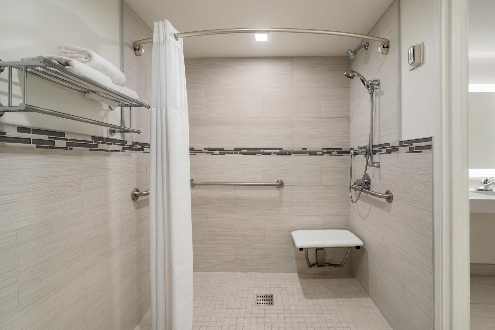 Habitación con cama extragrande y ducha a ras de suelo - Adaptada para personas de movilidad reducida - No fumadores