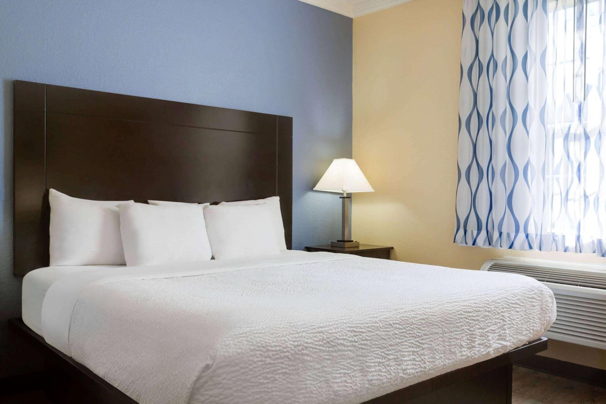 One-Bedroom King Suite - Non-Smoking