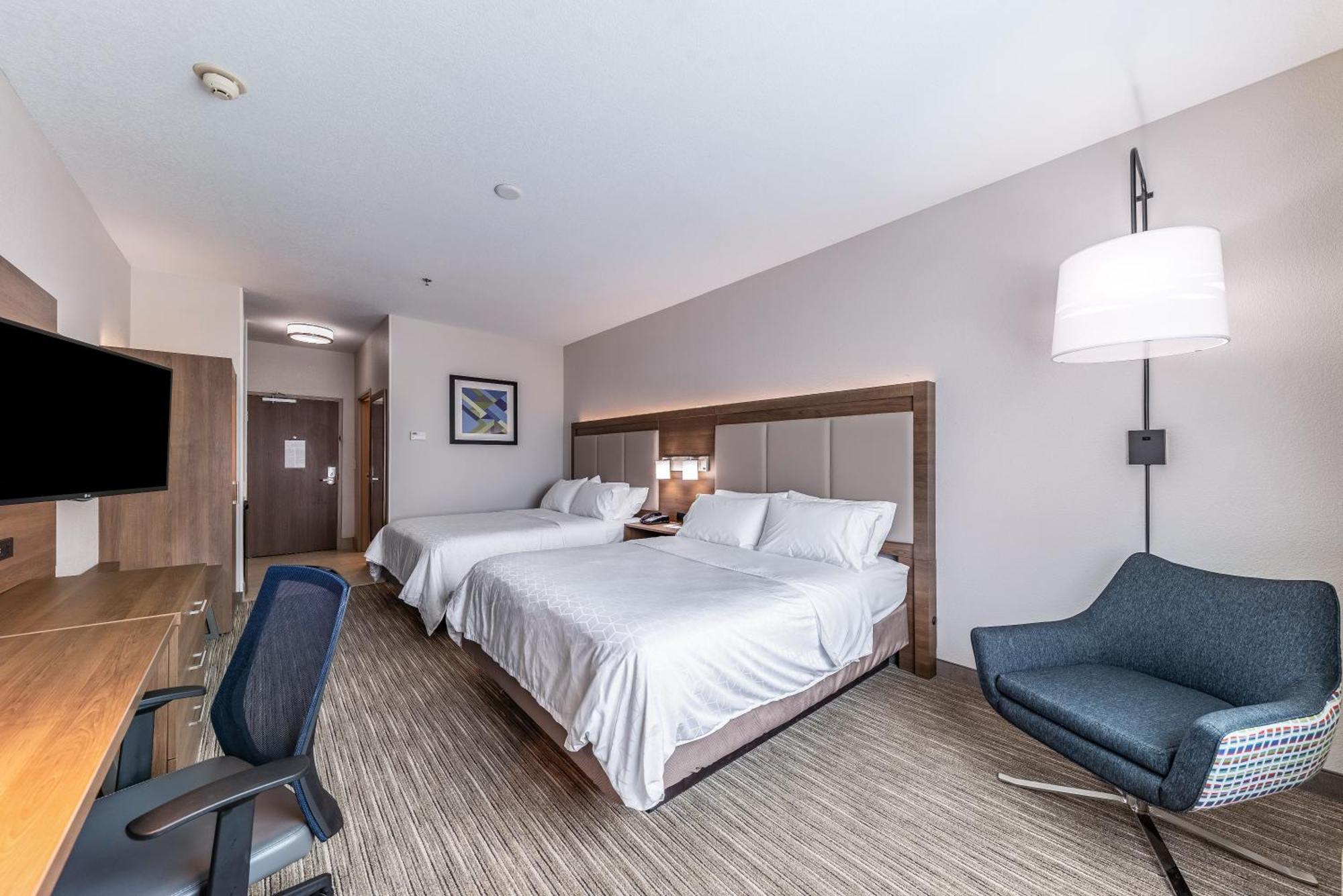 Standard Queen Room with Two Queen Beds and Accessible Tub