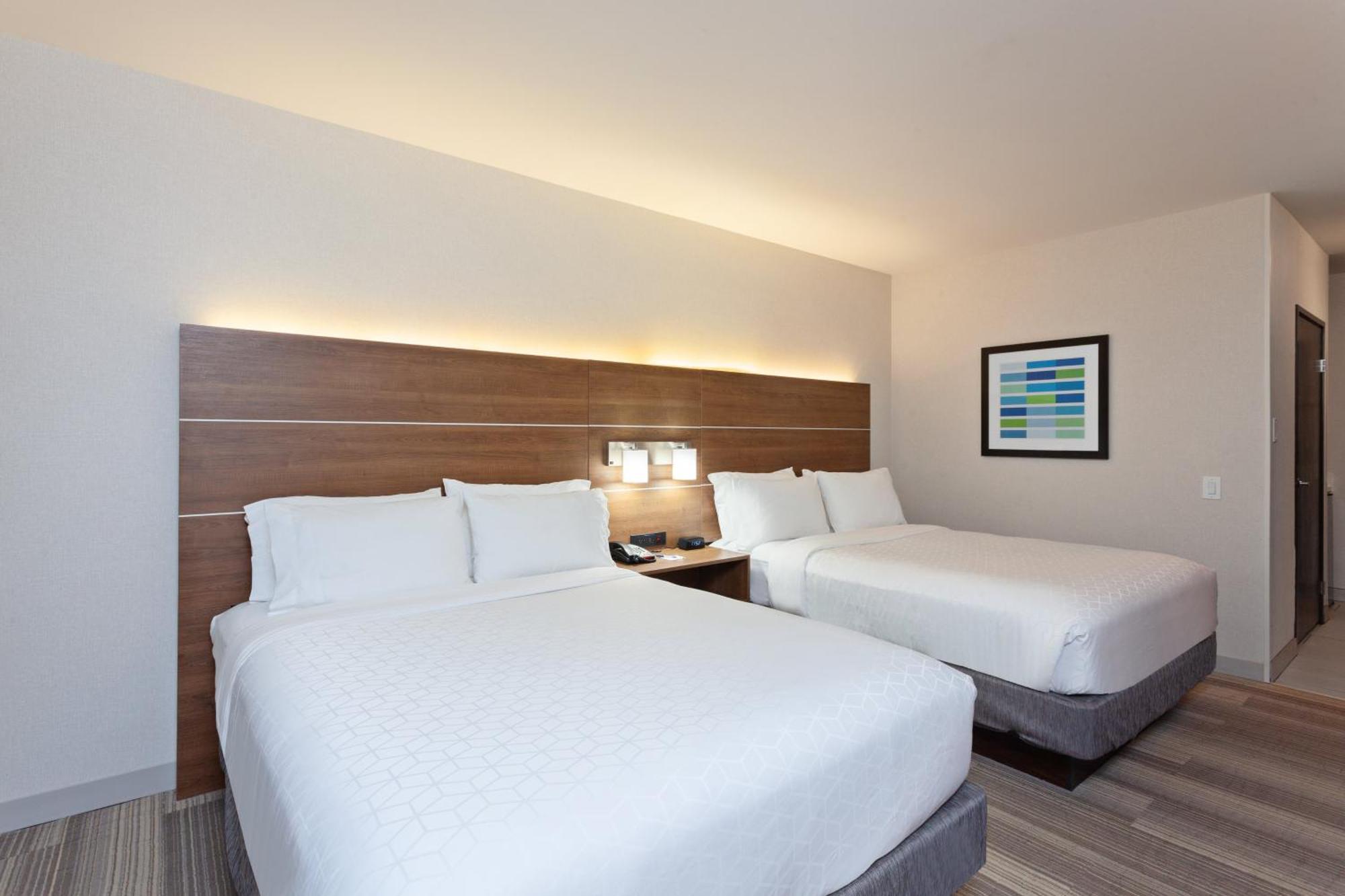 Quarto Duplo Standard com 2 Camas de Casal - Andar Alto