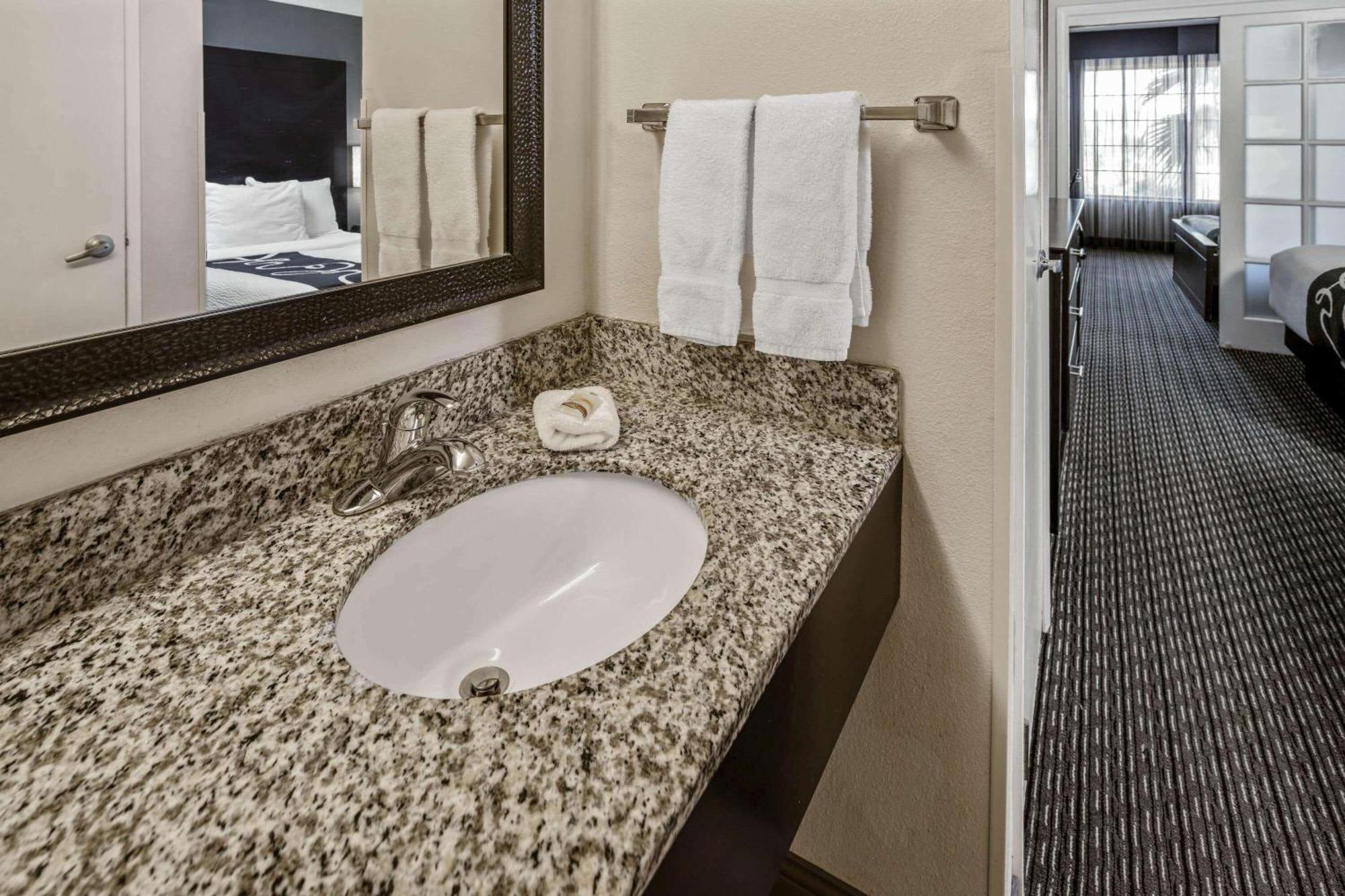 2 Full Beds Suite