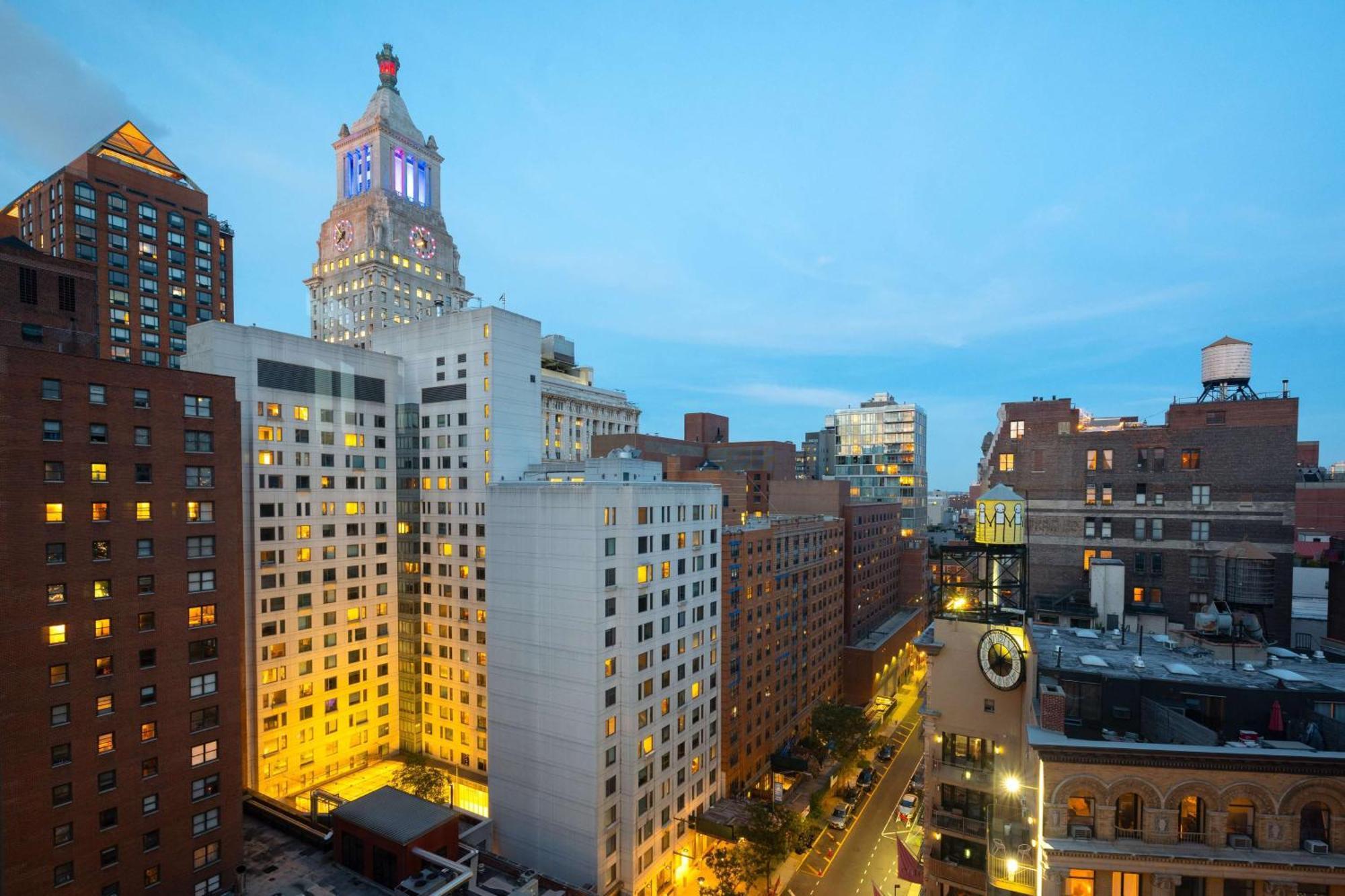 Quarto com Cama King-size e Vista da Cidade