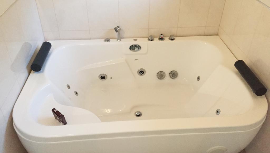 Queen Suite with Spa Bath