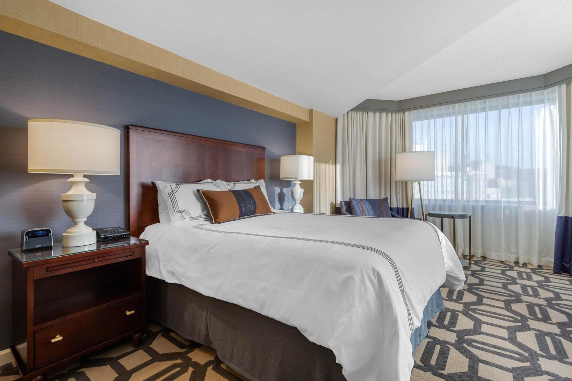 Premier Luxury Room 1 Queen Bed