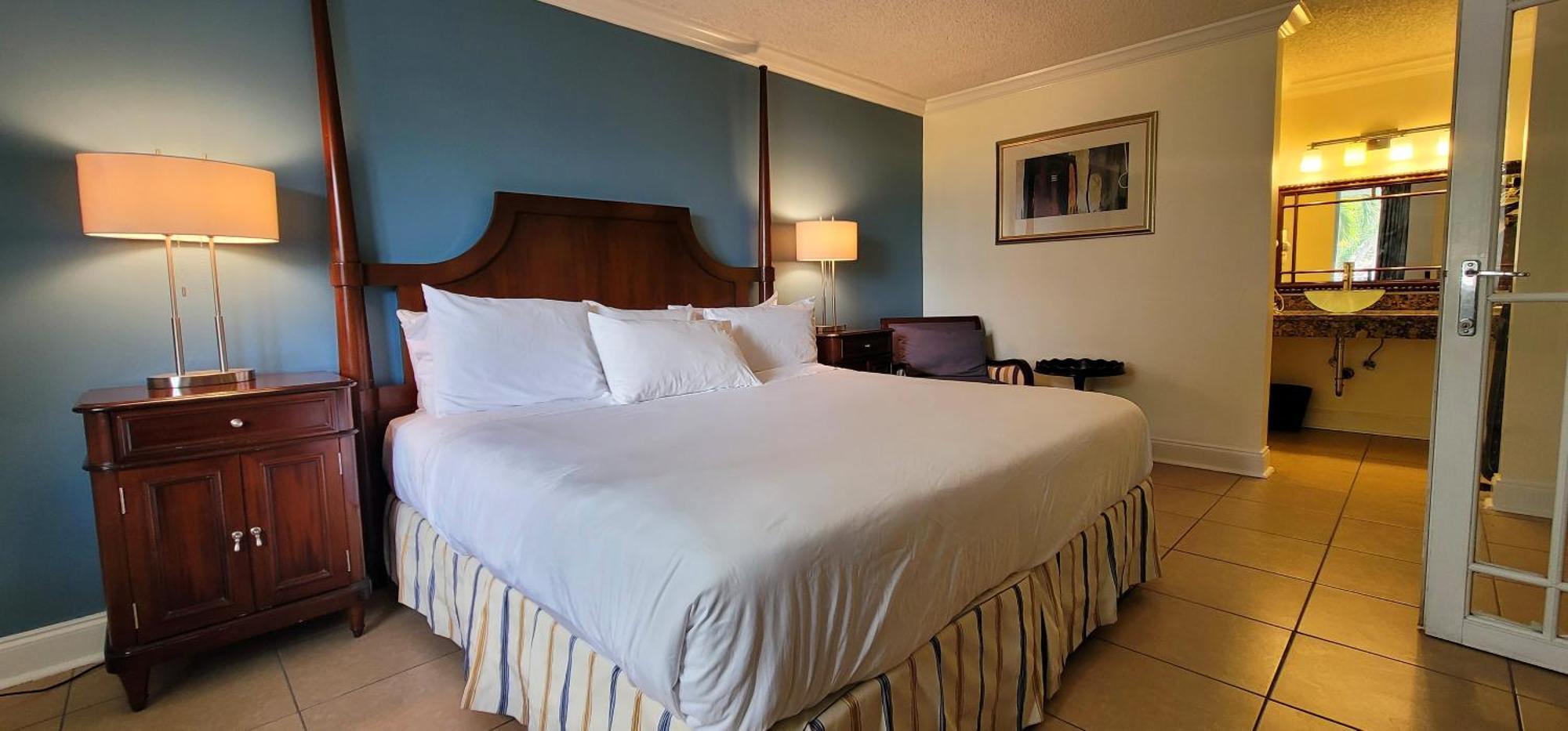 Traditional Suite King Bed Cityside