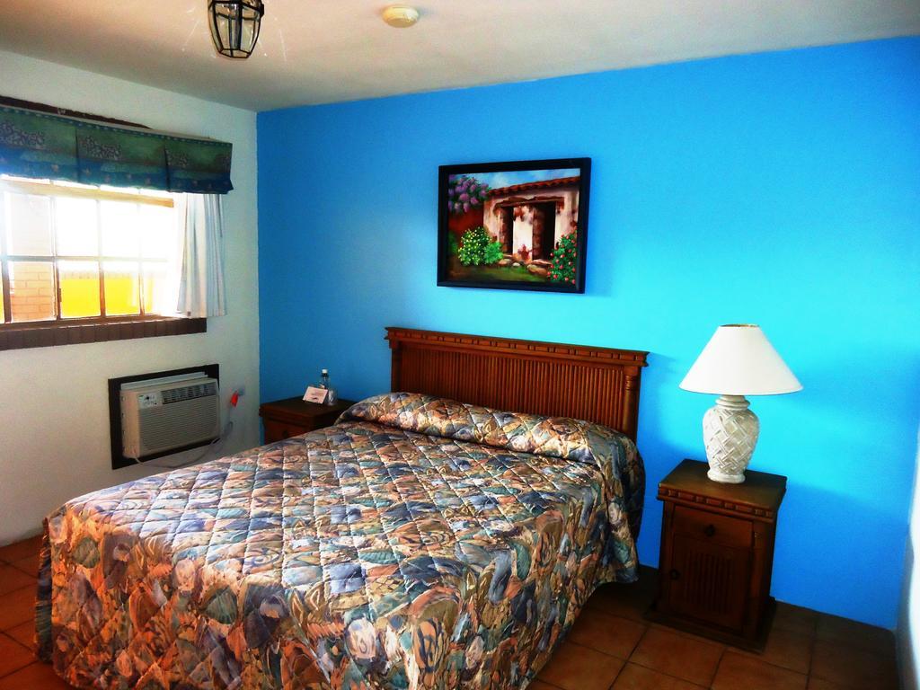 Habitación con cama grande