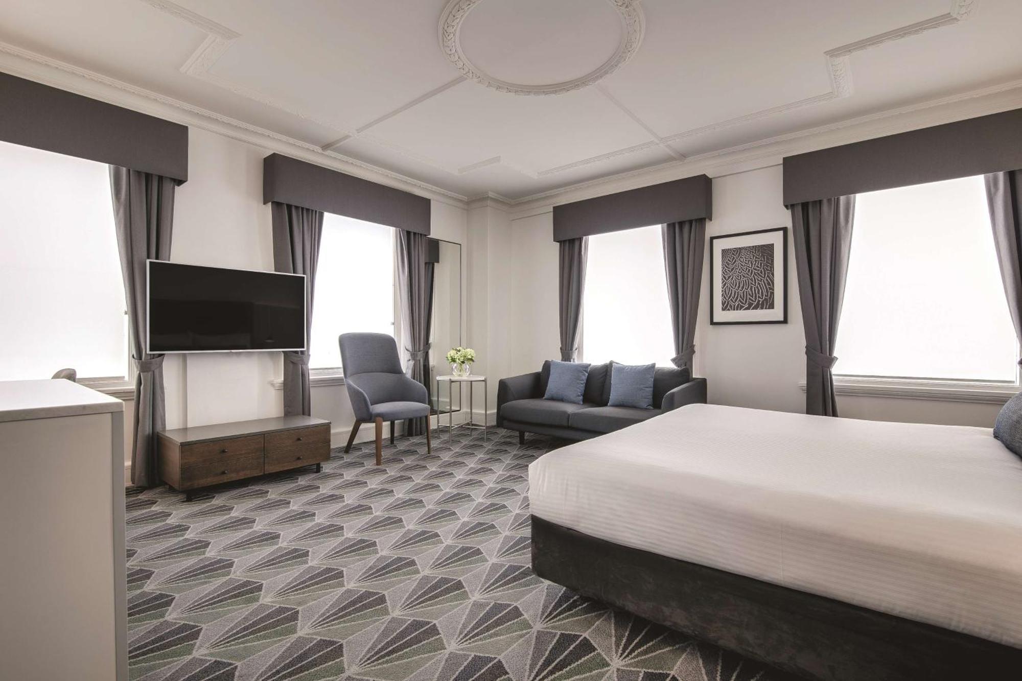 Corner Plaza Room