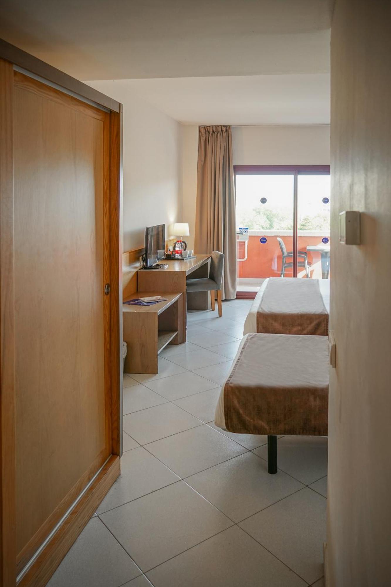 Family Suite (2 Adults + 1 Child)
