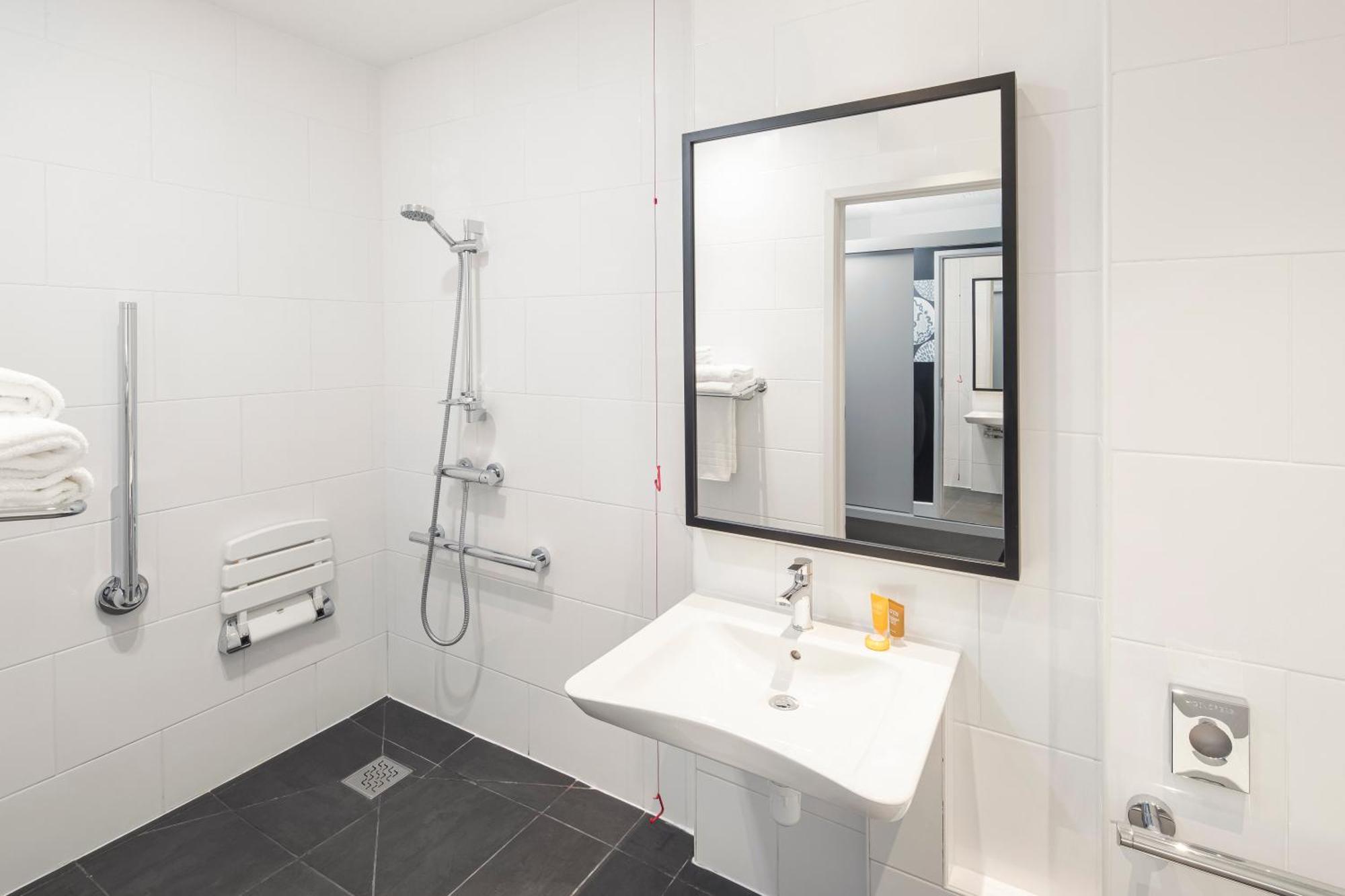 Standard Twin Room Disability Access