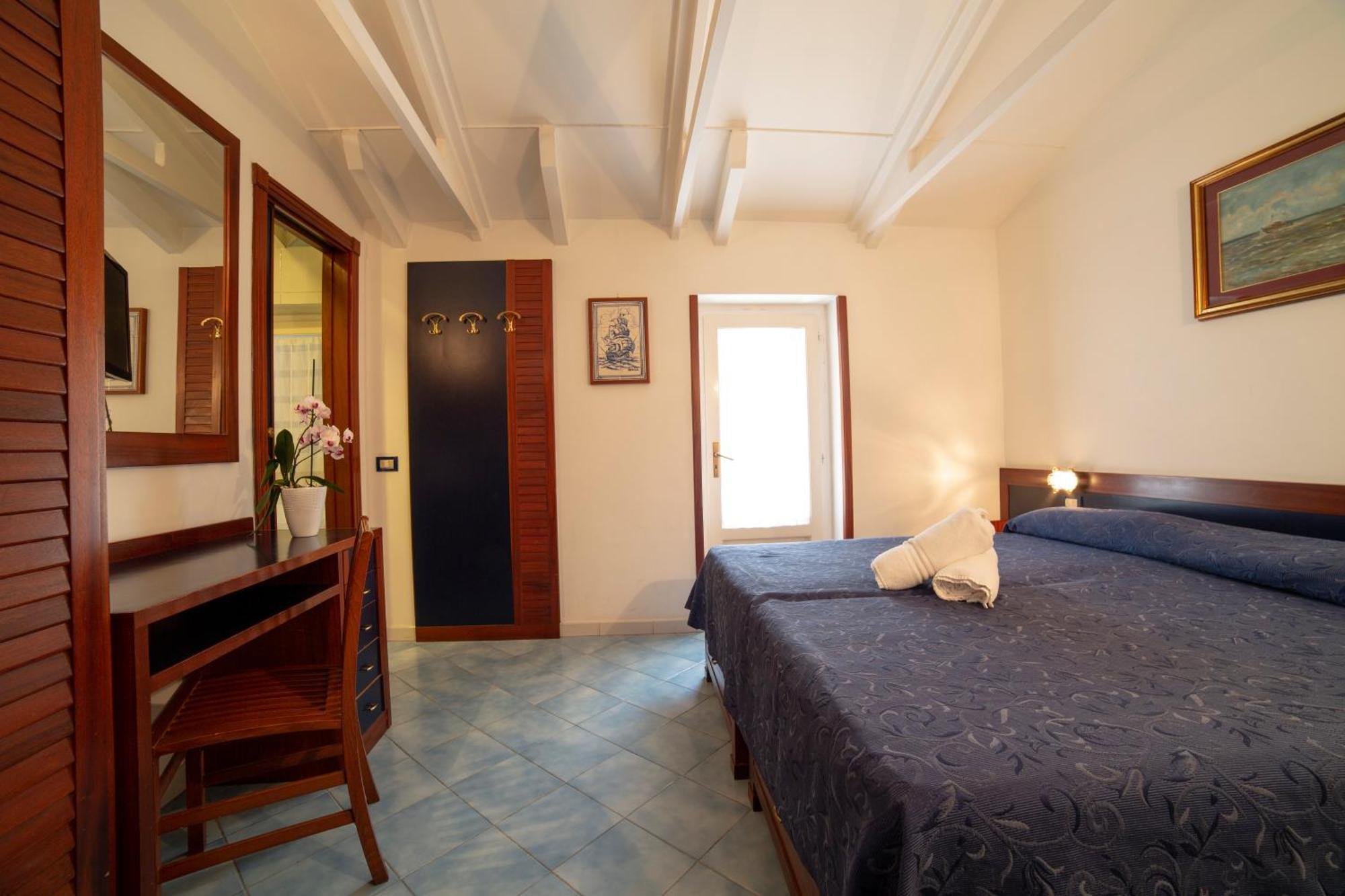 Standard Double or Twin Room,413554440:JPEG