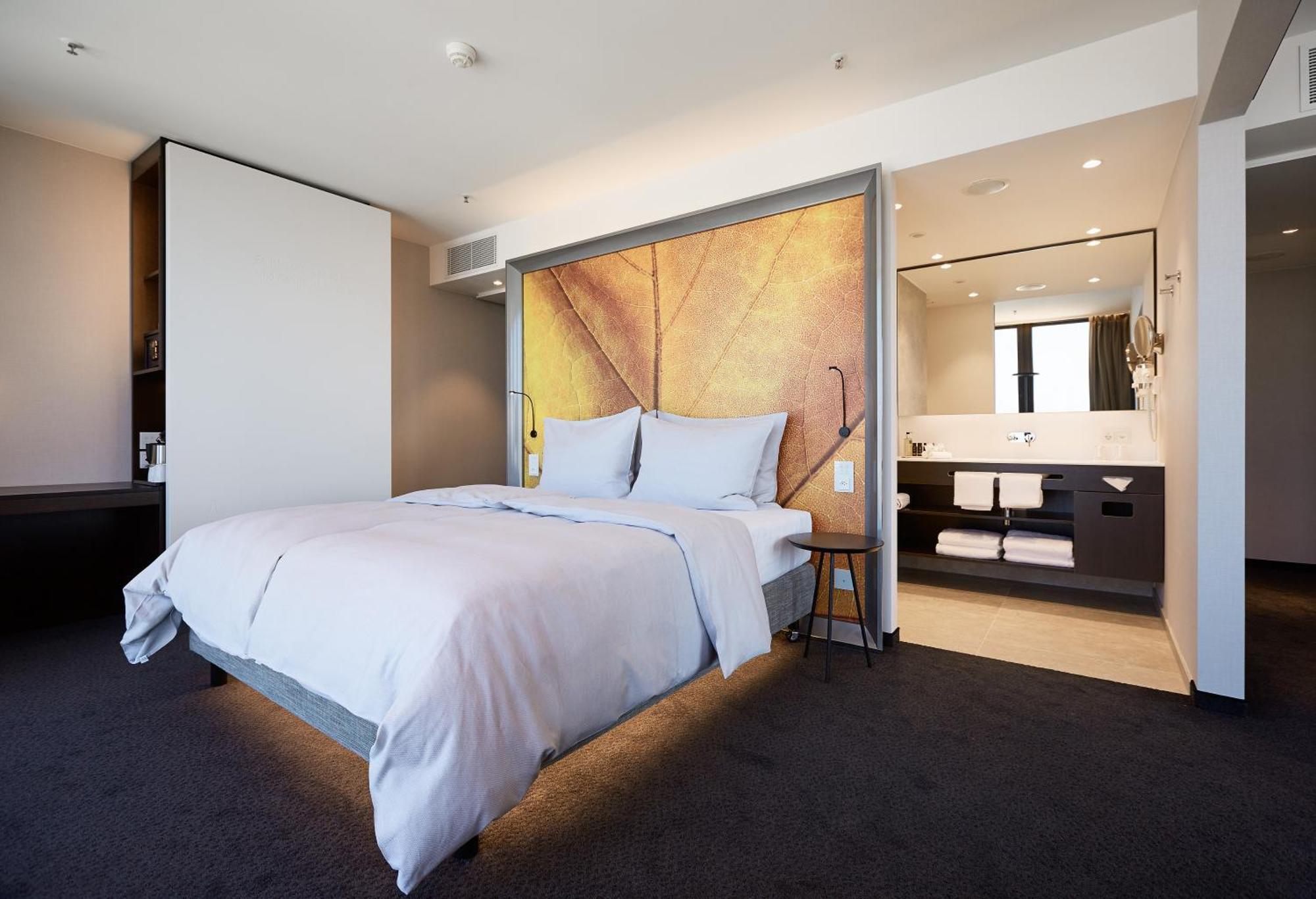 Room Lounge Access