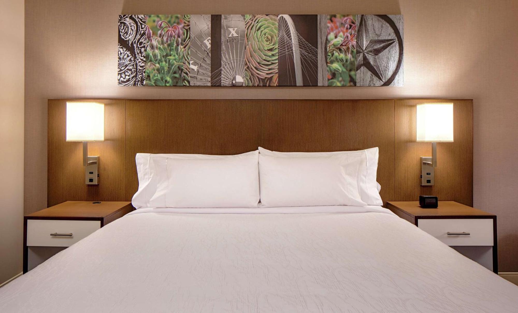 Habitación con cama extragrande.