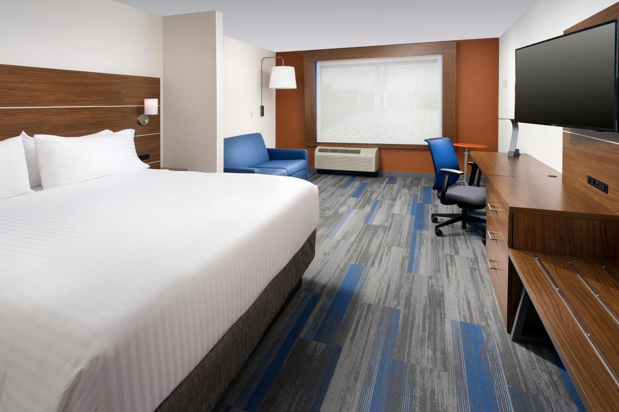 King Suite with Sofa Bed - Communication Accessible