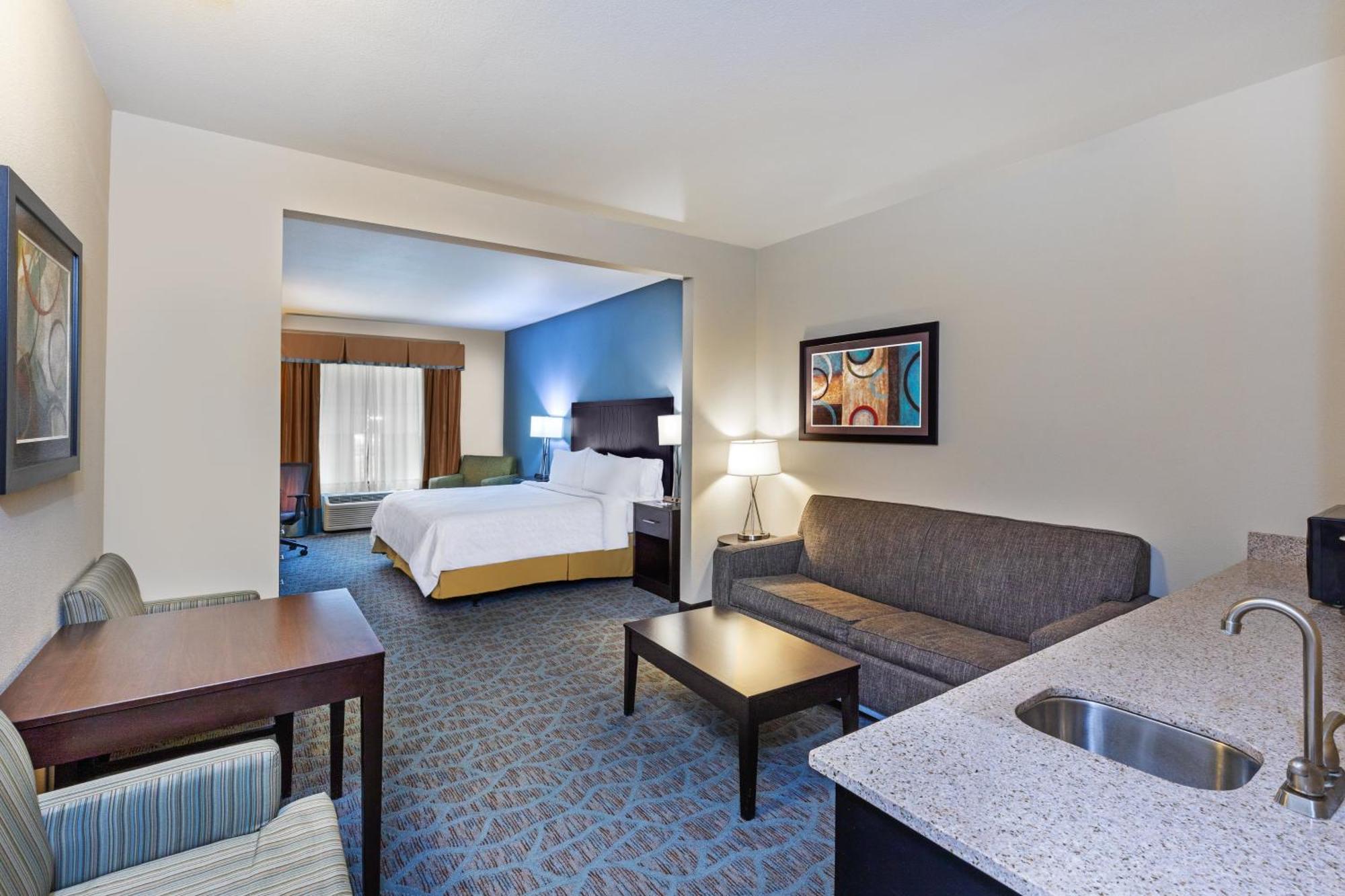 Deluxe Suite with Hearing Accessible Tub - Non-Smoking
