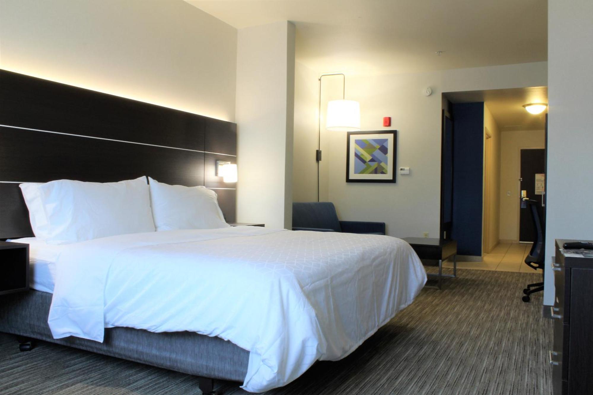 King Room with Roll-In Shower - Disability Access